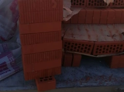 Выгрузили партию кирпичей